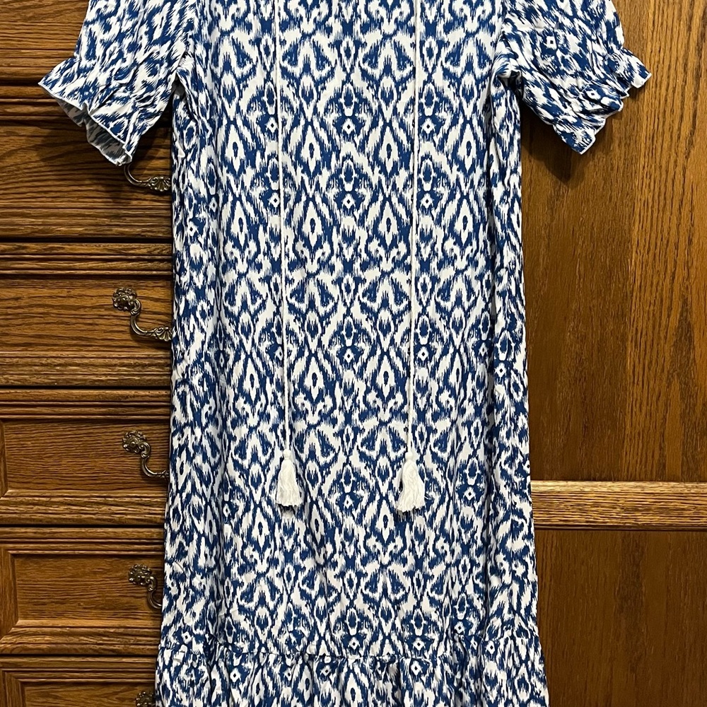 Blue and white shirt sleeve maxi dress, size large, very comfy, smoke free